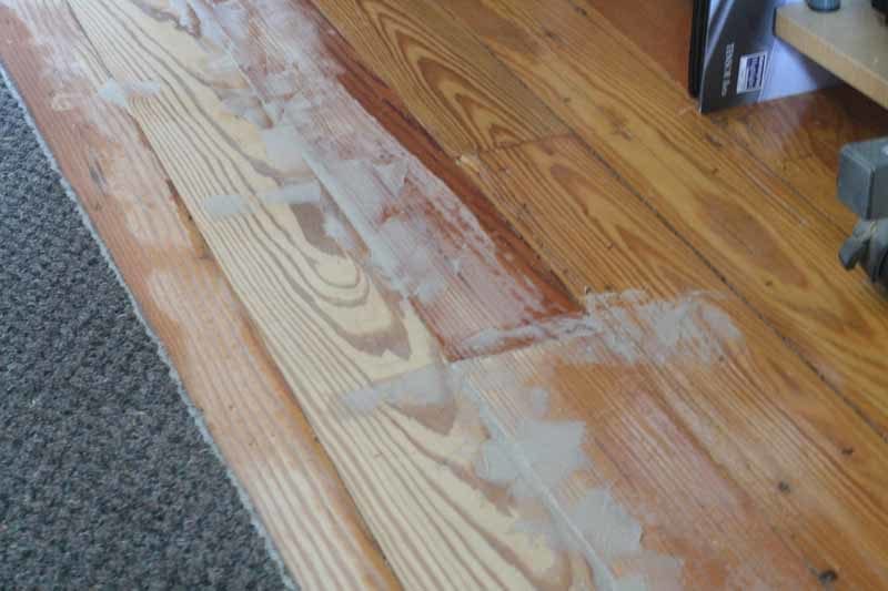 Applying wood putty or wood filler